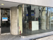 ★成約済★都営新宿線【市ヶ⾕】徒歩7分！靖国通沿、靖国神社の⽬前！前⾯ガラスの飲⾷可能物件！（九段⽟川ビル）