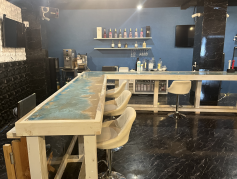 【未公開物件】小田急本線・小田原線【渋沢】徒歩2分！広々店内！造作物美麗なバー居抜き物件！（コスモビル）
