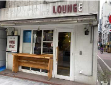 都営新宿線【⾺喰横⼭】徒歩1分！角地のカフェ居抜き造作の物件です♪（Ｕ・Ｍビル1階）