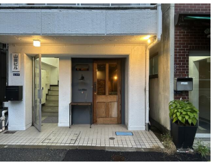 ＪＲ⼭⼿線 【新橋】 徒歩8分!内装美麗な店内★（⼭⽥ビル）