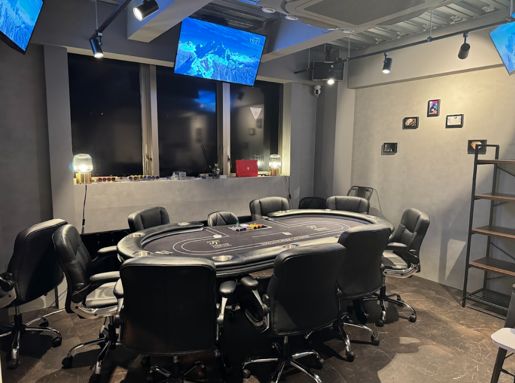 東京メトロ日比谷線【六本木】徒歩1分！本木交差点からすぐ。1階は有名店で場所としての認知度は高め！（ルーフ六本木）